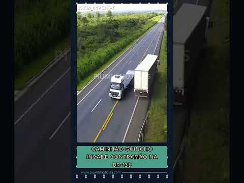 Caminhão-guincho invade contramão na BR-135