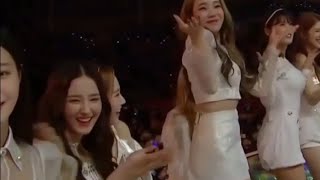 Momoland dancing infront of bts, blackpink and twice