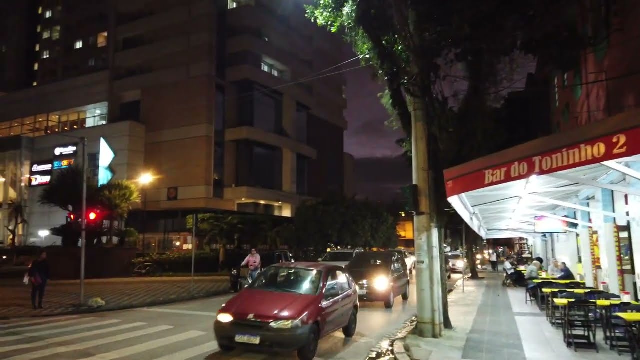 Pelas ruas de Santos: Rua Carvalho de Mendonça entre a Senador Feijó e Ana Costa