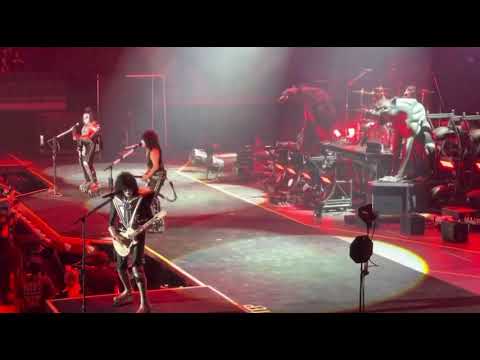 Paul Stanley has hissy fit, whips off guitar 100% exposing his lip syncing.