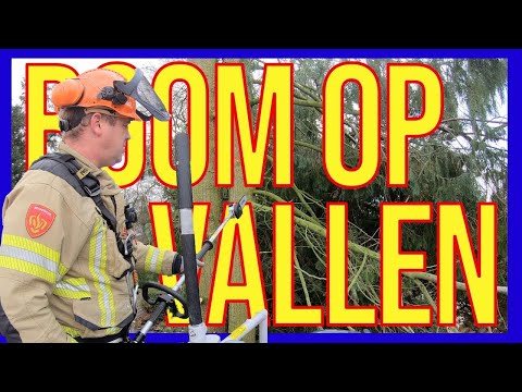 Boom dreigt op huis te vallen - VOLUNTEERS DUTCH FIREFIGHTERS -