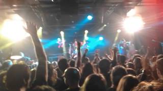 el drogas. empujo pa ki + todos mirando