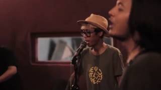 Download lagu Denny Frust feat Mr.Bones - Jangan Lupa Bahagia | Studio Jam Session mp3 Download lagu Denny Frust feat Mr.Bones - Jangan Lupa Bahagia | Studio Jam Session mp3