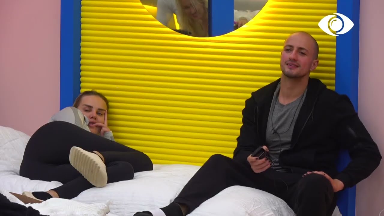 Kristi qëndron me shtrat me Kejvinën, banorët i ngacmojnë