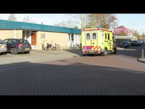 Ambulance met spoed naar huisartsenpraktijk Zuidland (MR G GROEN VAN PRINSTERERLAAN)