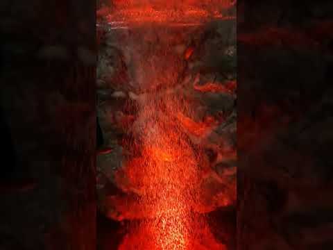 Unter Wasser Vulkan mit rotem Licht im Aquarium - under water volcano with red light in fish tank