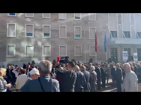 Pensionistët në protestë te Kryemministria:Rama nuk e njeh realitetin, mos i besoni këtij mashtruesi