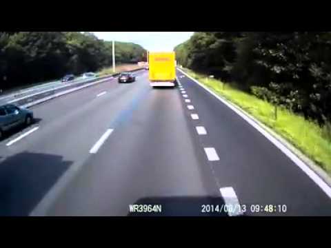 Gewaltiger Crash Unfall Autobahn Auto mit Lkw