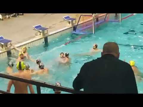 Rissa in piscina! Botte tra Rari Nantes Imperia e Rapallo durante il match di pallanuoto | VIDEO