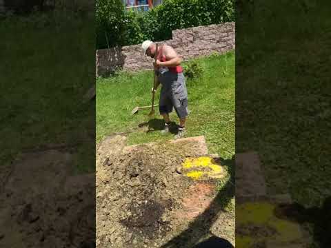 TÜRKE UND NAZI AUF DER BAUSTELLE