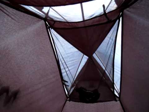 Dentro da barraca no Pico dos Marins com muito vento (travessia Marins-Itaguaré)