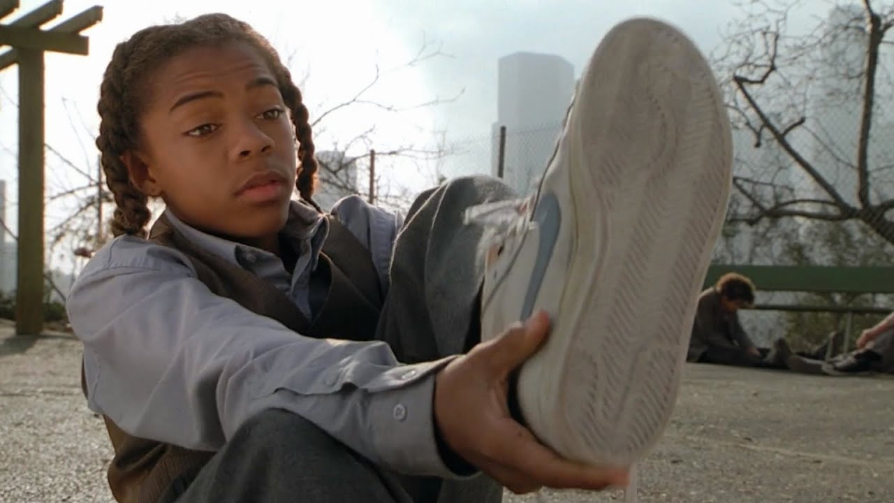 Niño Encuentra Unas Extrañas Zapatillas, Convirtiéndolo En Una Estrella De La NBA Al Usarlas