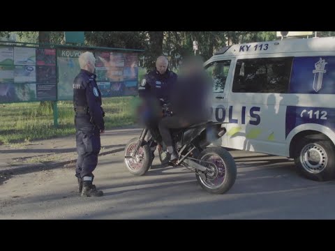 Poliisit - Kotarityttö selviää puhumalla
