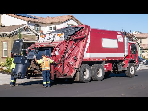 CLASSIC Mack MR Leach 2Rlll Knocking Out Carted Recycling
