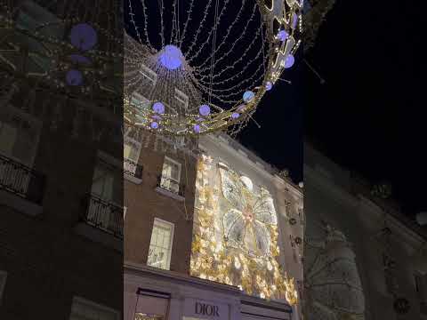 Christmas is here #christmas #london #londres #uk #christmaslights #vlog #oxfordstreetwalk #decor