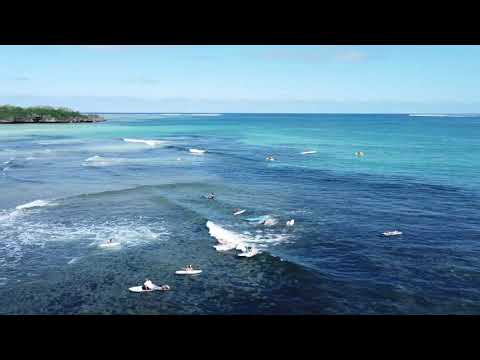 Imatges d'un drone fent surf a Natadola
