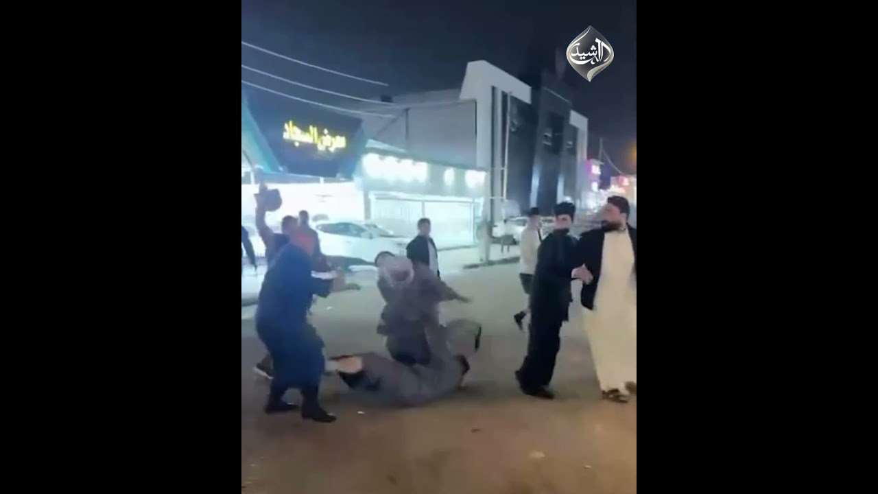فيديو | مشاجرة "عنيفة" بالكراسي داخل معارض النجف