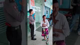 Download lagu Orang gila goyang di depan posisi lagu syantik mp3