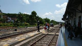 preview picture of video '[Kereta Api] KA Mutiara Timur Stainless Steel kedatangan di stasiun kalistail banyuwangi'