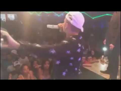 Mc Pedrinho e MC Livinho - Cantando ao vivo