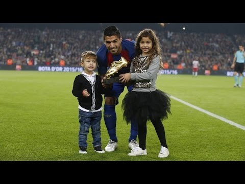 Luis Suárez shows off the Golden Shoe before the game against Granada