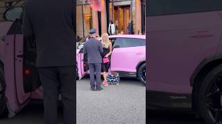 Download lagu Sexy lady chegando ao Hotel de Paris em seu lamborghini #supercars #belezafeminina #lifestyle mp3