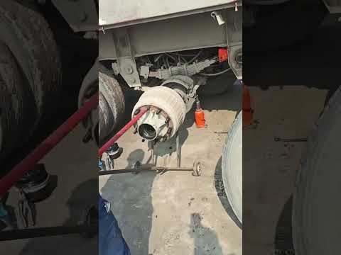 Mecânico cria gambiarra para movimentar peças pesadas.