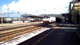 preview picture of video 'Freight train In Italy / Treno merci in transito Arquata'