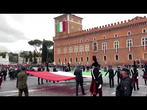 4 novembre, la partenza del corteo militare con il tricolore