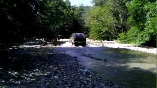 preview picture of video 'Chevy Suburban on mountain river'