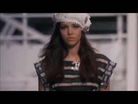 CHANEL cruise 2018-19 fashion show