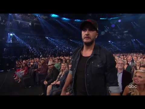 2018 CMA Awards  - Luke Bryan Flossing