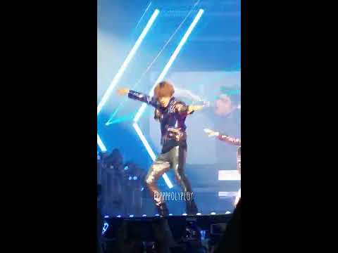 160910 #EXOrDIUMinBKK - Lightsaber (Baekhyun focus)