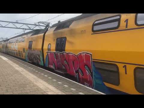 Een Virm komt op een apart spoor aan op Station Schiedam Centrum