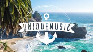 Boy Kiss Girl  Ocean