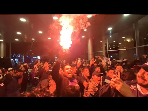 "ALIANZA LIMA: HINCHAS REALIZARON BANDERAZO EN EL HOTEL DE CONCENTRACIÓN  EN QUITO" Barra: Comando SVR &bull; Club: Alianza Lima