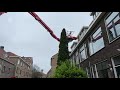 Brandweer takelt mogelijke coronapatiënt uit Vlaardings huis