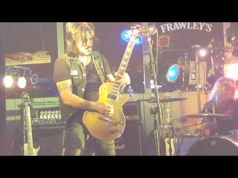 Gilby Clarke "It's So Easy" live in Granite City