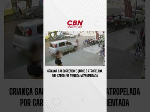 Criança sai correndo e quase é atropelada por carro em avenida movimentada
