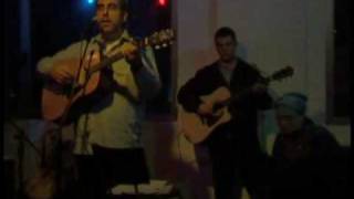 Benyamin Steinberg Performs Shlomo Carlebach Le Olam for Chanuka 2009 (הזמר והיוצר בנימין שטיינברג) - התמונה מוצגת ישירות מתוך אתר האינטרנט יוטיוב. זכויות היוצרים בתמונה שייכות ליוצרה. קישור קרדיט למקור התוכן נמצא בתוך דף הסרטון