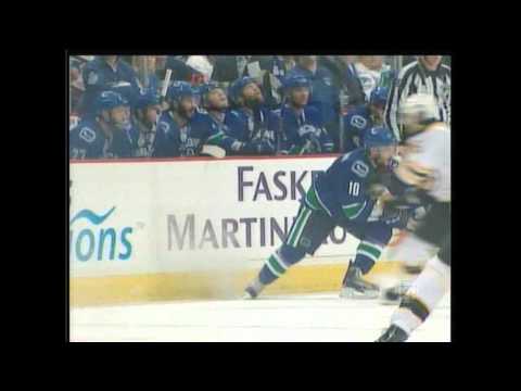 Chris Higgins elbows Zdeno Chara Game 7 June 15 2011 Stanley Cup Finals