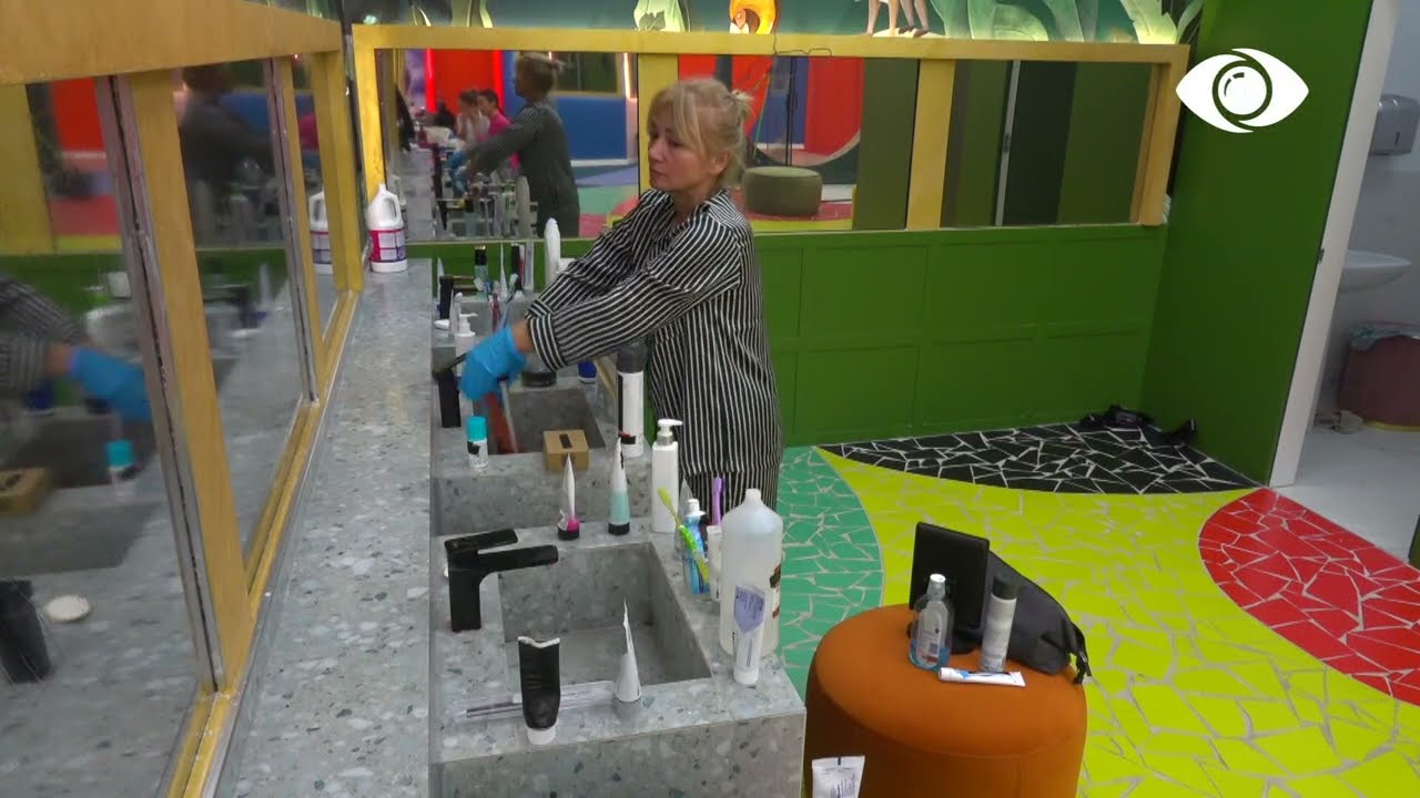 Banorët pastrojnë në tualet