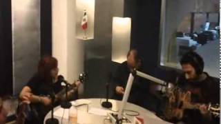 Carla Morrison canta 'Me haces existir' de Monocordio.flv