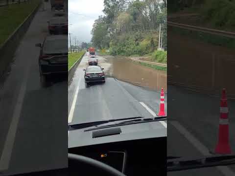 BR 116 ALAGADA SENTIDO NORTE SP EM ITAPECERICA DA SERRA