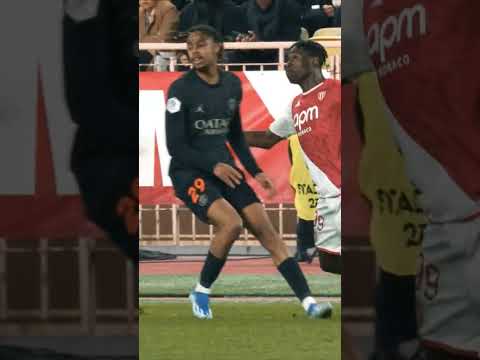 Il a choqué le ramasseur de balle 😱​ #football #ligue1 #sport #foot #sports #soccer #ligue1mcdonalds