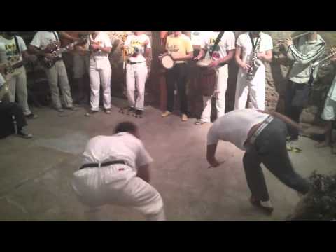 AULA DE CAPOEIRA EM BOTAFOGO PARA INICIANTES - CAPOEIRA MESTRES FERRADURA E ITAPUA