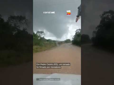 Vídeos mostram estragos do ciclone no RS e tornado atingindo cidade
