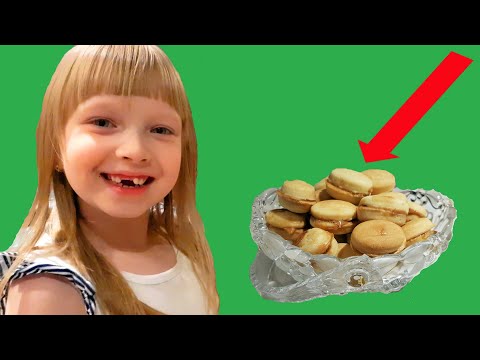 Как Алина с мамой пекли орешки со сгущенкой