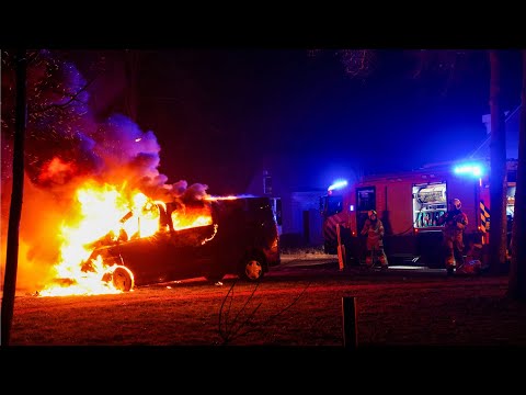 Osse Brandweer komt met spoed ter plaatse bij een autobrand aan de Brasem in Oss