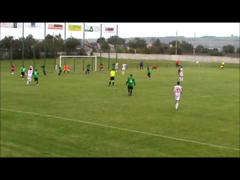 Tomáš Mrva strieľa za Šúrovce vyrovnávajúci gól proti Novým Zámkom